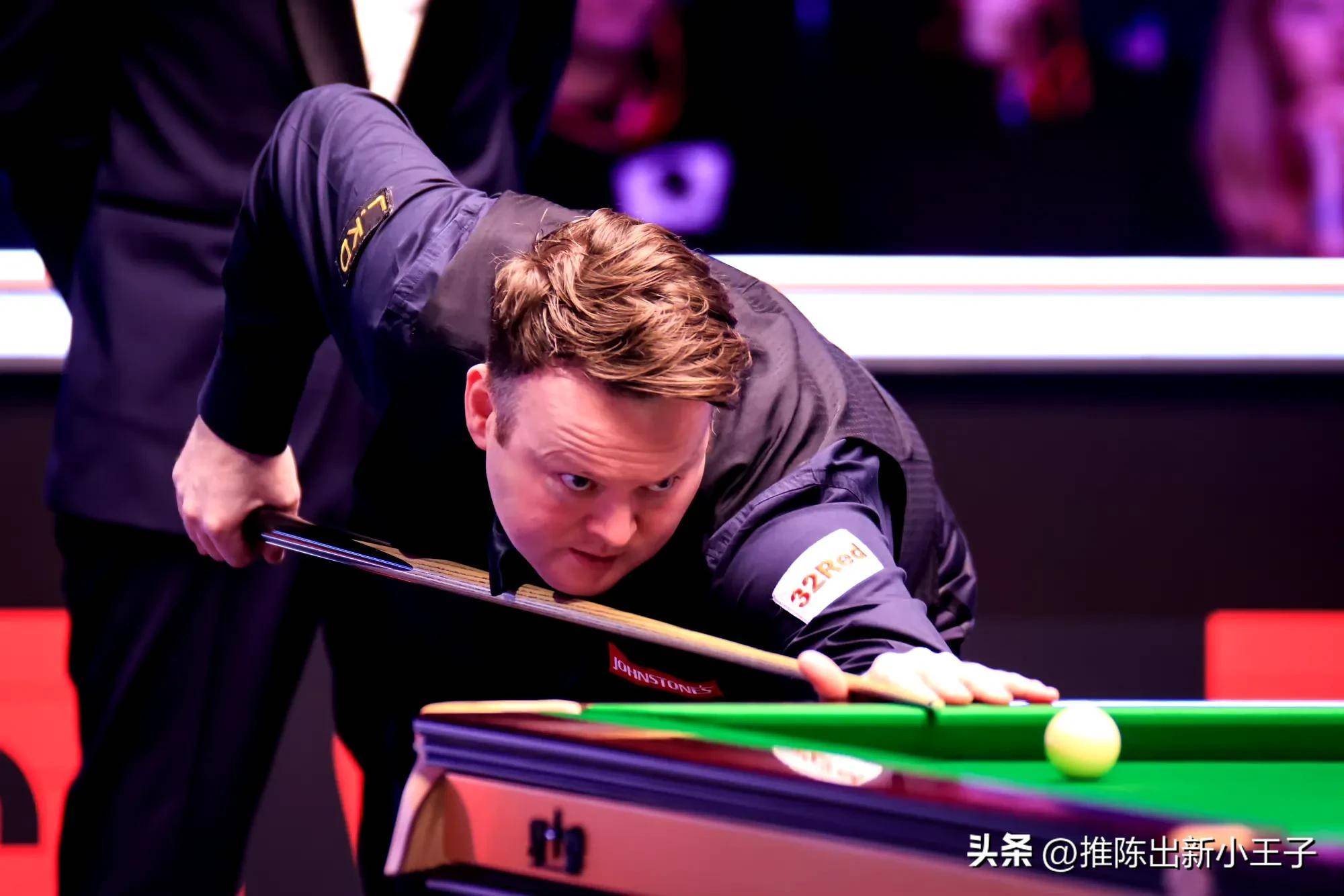 然在场边露 然在场边露